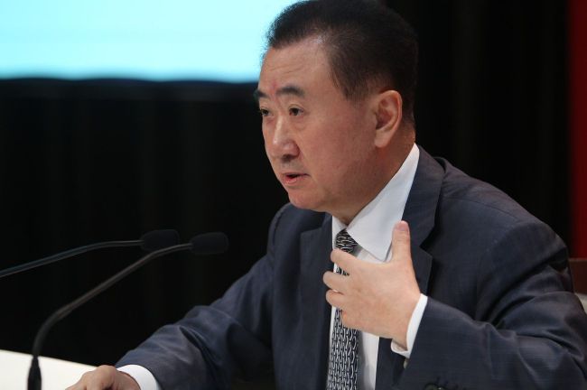 告白片导演小汤（任达华 饰）率领摄制组在一座烧毁的老宅子内拍摄，衡宇有一贴着封条的古旧箱子。因嫌其碍事，小汤掉臂摄制构成员的正告，执意将箱子挪往他处。但不测随即而至，箱子封条主动脱落，导演助理小谢被箱子撞倒，从高处坠落不治身亡。而这起悲剧，小汤竟在溟溟中的幻觉里早已得知。告白拍摄终了，但灭亡的暗影并未就此散往。曾介入拍摄的工作职员连续不断死往，死状可骇，小汤更是为这连续串的可骇事务和挥之不往的梦魇所困扰。为了解脱恶运纠缠，他决议重返老宅，寻觅箱子中所埋没的奥秘……